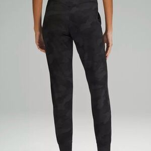 Lululemon /// Women’s HR Align Joggers - Black Camo - Size 6